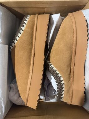 Steve Madden Tan Platform Slip-Ons - Brand New